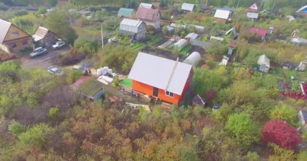 Casa naranja en un pueblo. Antena — Vídeos de Stock