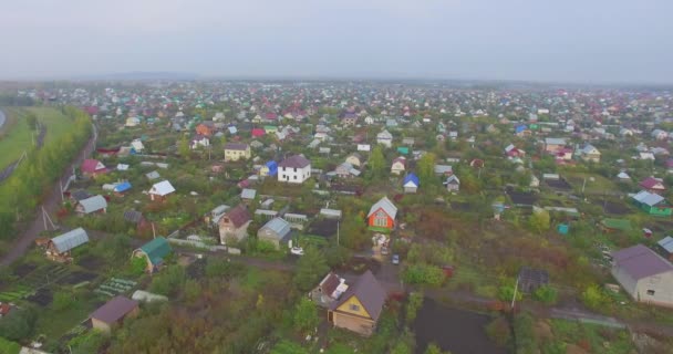 Maison orange dans un village. Aérien — Video