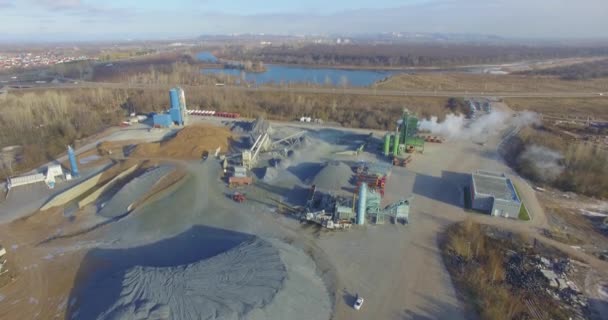 Planta de hormigón cerca de una gran carretera. Antena . — Vídeo de stock