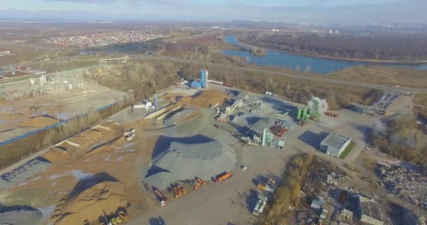 Betoncentrale in de buurt van een grote weg. Luchtfoto. — Stockvideo