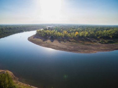 Şehir bir ormanın ortasında bir nehir. Eğlence Merkezi hava anket