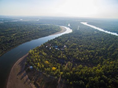 Şehir bir ormanın ortasında bir nehir. Eğlence Merkezi hava anket