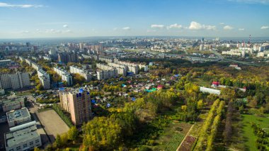 Ufa şehir merkezinde gün batımında. Havadan görünümü