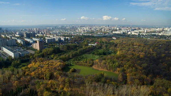 Ufa Stadt bei Sonnenuntergang im Zentrum. Luftbild — Stockfoto