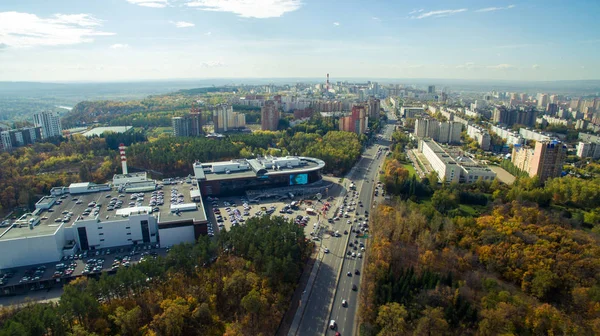 Ufa Stadt bei Sonnenuntergang im Zentrum. Luftbild — Stockfoto