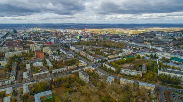 Типичный город России на закате солнца в центре. Вид с воздуха — стоковое фото