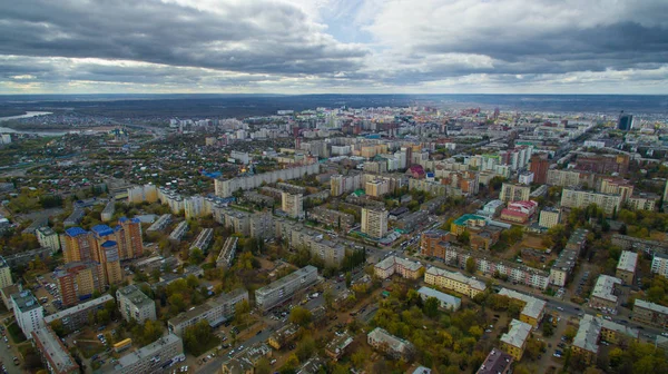 Typische Stadt Russlands bei Sonnenuntergang im Zentrum. Luftbild — Stockfoto