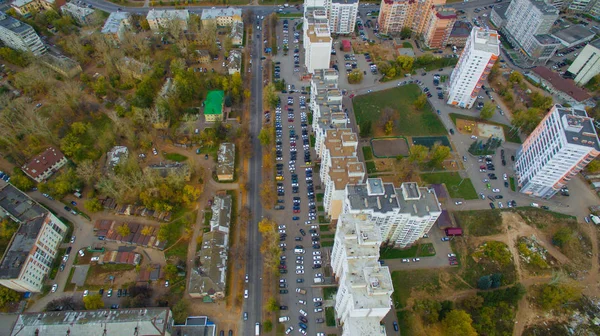 Typische Stadt Russlands bei Sonnenuntergang im Zentrum. Luftbild — Stockfoto
