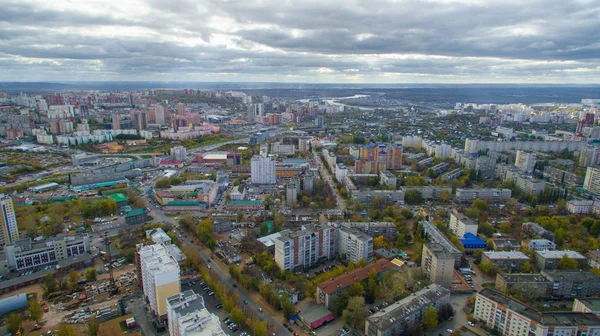 Типичный город России на закате солнца в центре. Вид с воздуха — стоковое фото