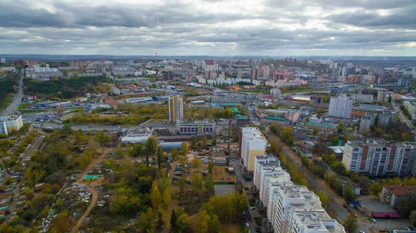 Typiska staden i Ryssland vid solnedgången i centrum. Flygfoto — Stockfoto