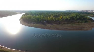 Şehir bir ormanın ortasında bir nehir. Eğlence Merkezi hava anket