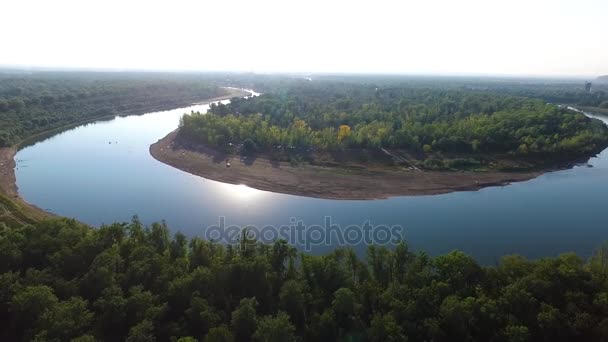 Un río en medio de un bosque cerca de la ciudad. Inspección aérea del centro de recreación — Vídeo de stock