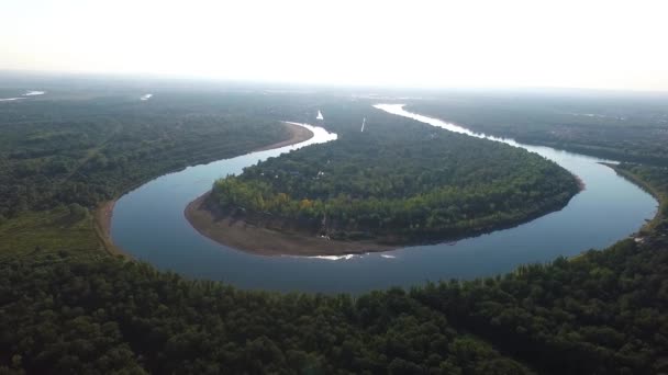 En flod mitt i en skog nära staden. Flygfotografering av fritidsgården — Stockvideo