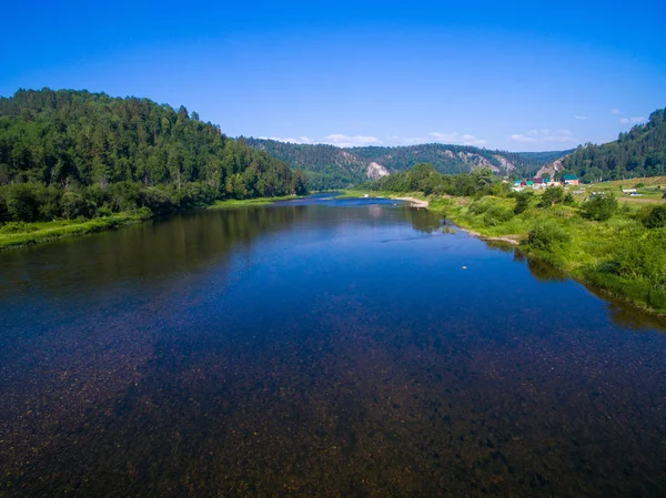 Kapova grot, Shulgan tash natuurreservaat, Basjkirostan, Rusland. Luchtfoto — Stockfoto