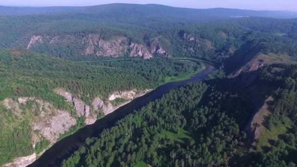 Kapova Mağarası, Shulgan tash doğa rezerv, Başkurdistan, Rusya Federasyonu. Havadan görünümü — Stok video