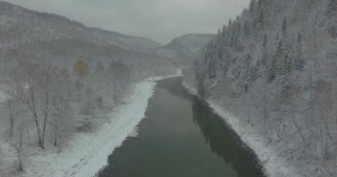 Ural orman, rock, dağ ve nehir. Havadan görünümü