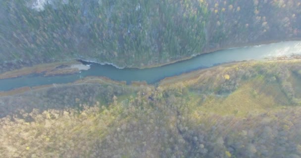 Bosque Ural, roca, montaña y río. Vista aérea — Vídeos de Stock