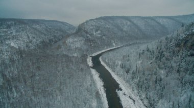 Ural orman, rock, dağ ve nehir. Havadan görünümü