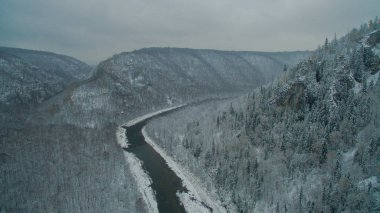 Ural orman, rock, dağ ve nehir. Havadan görünümü