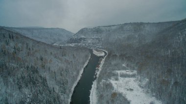 Ural orman, rock, dağ ve nehir. Havadan görünümü