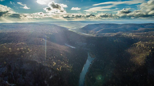 Bosque Ural, roca, montaña y río. Vista aérea — Foto de Stock