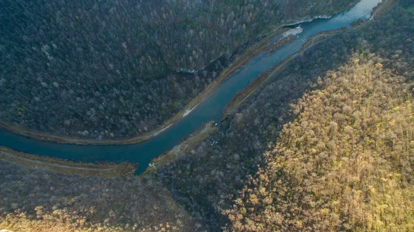 Oeral bos, rock, bergen en rivier. Luchtfoto — Stockfoto