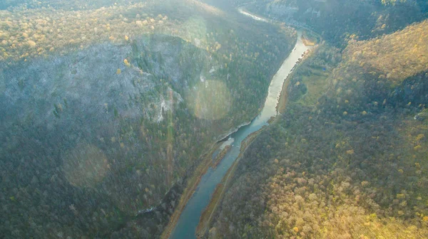 Oeral bos, rock, bergen en rivier. Luchtfoto — Stockfoto