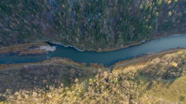 Ural skog, rock, bergen och floden. Flygfoto — Stockfoto