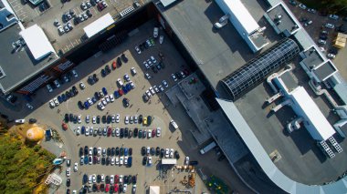 Ufa şehir merkezinde gün batımında. Havadan görünümü
