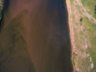 Sığ su Nehri ile kumlu bir alt. Havadan görünümü