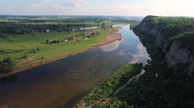 Rus kırsalında hava dağlar ve ırmaklar arasında güzel bir manzara