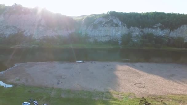 Luchtfoto Russische platteland in een schilderachtig landschap van bergen en rivieren — Stockvideo