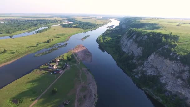 Воздушная русская сельская местность в живописном пейзаже среди гор и рек — стоковое видео