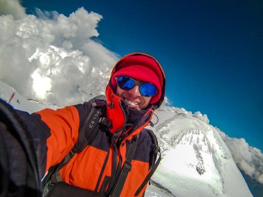 2014 07 Elbruz Dağı, Rusya Federasyonu: Selfie fotoğraf üstünde belgili tanımlık tepe