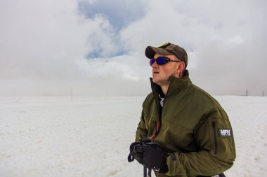 2014 07 Elbruz Dağı, Rusya: adam görünüyor Elbrus üst kısmında