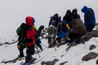 2014 Elbruz Dağı, Rusya: bir özürlü ile zirveye tırmanış.