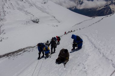 2014 Elbruz Dağı, Rusya: bir özürlü ile zirveye tırmanış.