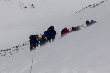 2014 Elbruz Dağı, Rusya: bir özürlü ile zirveye tırmanış.