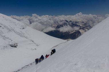 2014 Elbruz Dağı, Rusya: bir özürlü ile zirveye tırmanış.