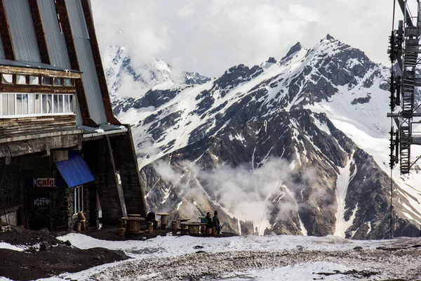 2014 07 Mount Elbrus, Rússia: O homem e a menina olham para a vista panorâmica do cume — Fotografia de Stock