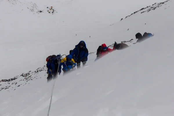 2014 elbrus, russland: mit einem behinderten mann nach oben klettern. — Stockfoto