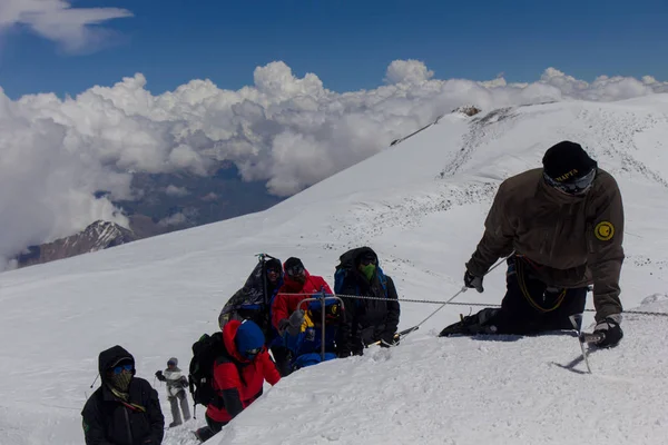 2014 07 Elbrusz, Oroszország: egyetlen ember mászik Elbrusz — Stock Fotó