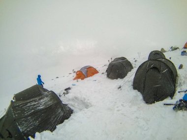 Mount Elbrus, Rusya, 5200 irtifada birkaç çadır