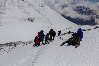2014 Elbruz Dağı, Rusya: bir özürlü ile zirveye tırmanış.