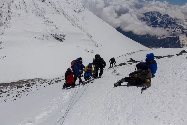 2014 Elbruz Dağı, Rusya: bir özürlü ile zirveye tırmanış.