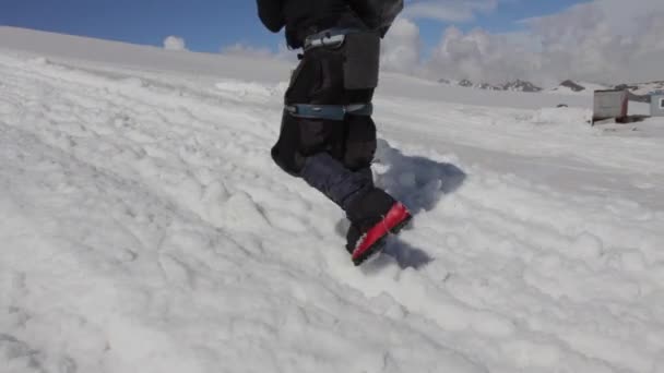 2014 07 mount Elbrus, Ryssland: klättring på berg Elbrus — Stockvideo