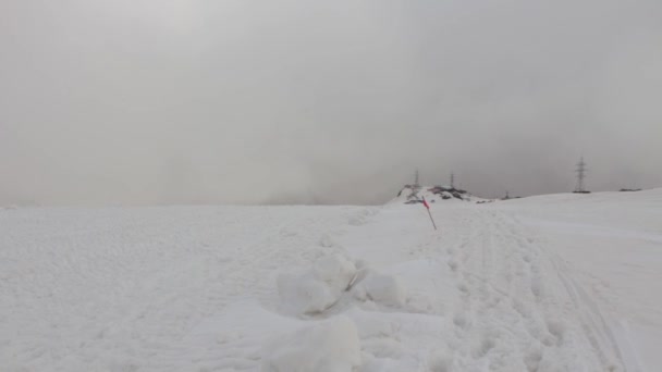 Снежные и пустынные склоны Эльбруса — стоковое видео