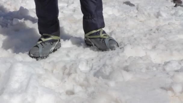 2014 07 mount Elbrus, Rusko: člověk je kopání sněhu instalace stan — Stock video