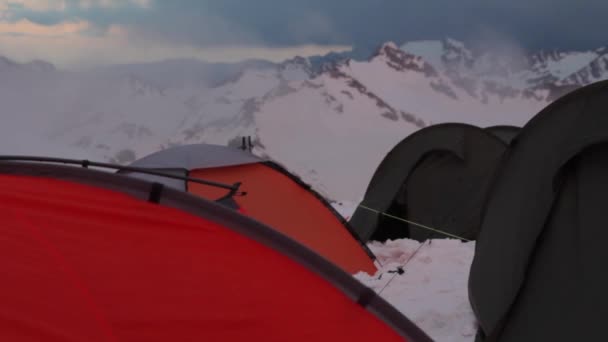 Monte Elbrus, Rusia, Varias tiendas de campaña en la estación Refugio 11 — Vídeo de stock