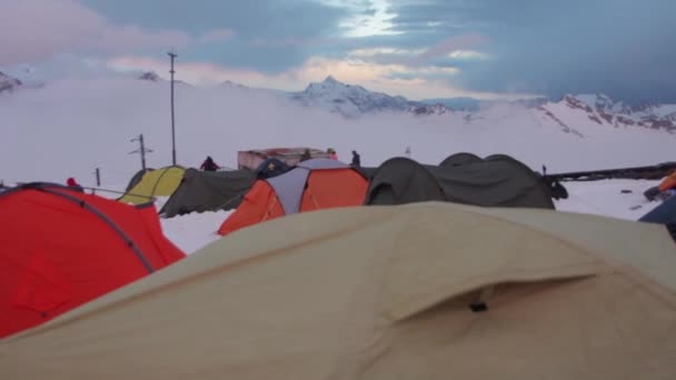 Elbrus, russland, mehrere zelte in station shelter 11 — Stockvideo